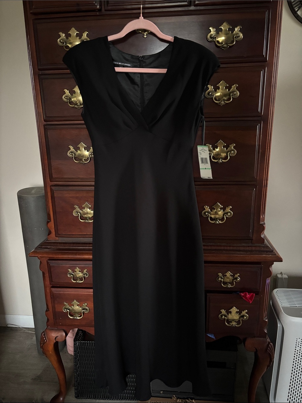 Jones Wear Black V-Neck Cap-Sleeve Midi Dress